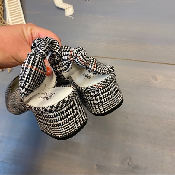 Bettye Mueller Slingback Pump - Picture 5 of 5